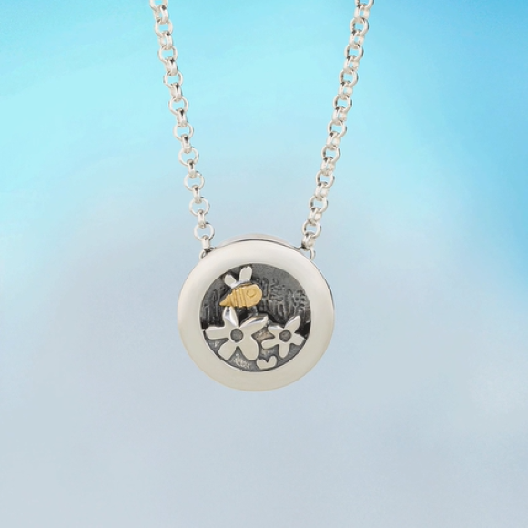 busy-beeing-pendant-by-alan-ardiff