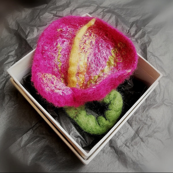 box-flower-brooch---lily